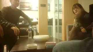 换妻之旅，约两对夫妻交换，打牌玩成人游戏，轮换着操，前后夹击场面淫乱 - 1080P超清画质展示图