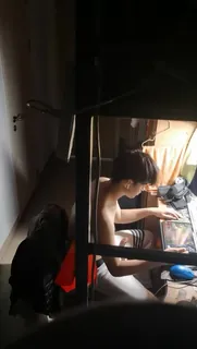 91视频官方收录：宿舍偷拍室友撸鸡巴