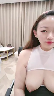 猫咪av站题材必看：巨乳姐姐大放送 封面图