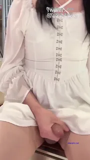 猫咪av站高分作品推荐：公然在公共场所撸鸡巴