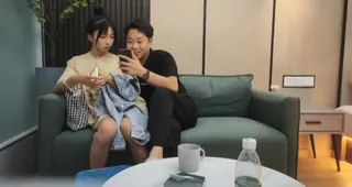 猫咪av站栏目：青春美少女，80多斤纤细美腿 精彩封面