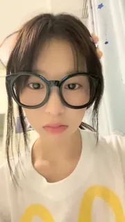 91视频推荐：可爱四眼骚妹在线开播陪粉丝们聊骚 手机在线播放