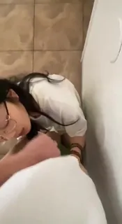 91社区热议作品：眼镜学妹跪舔鸡巴 实拍