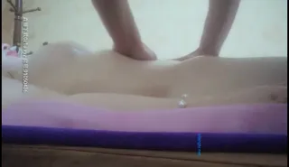 91社区热议作品：养生馆女性私密spa男技师给珍珠手链的漂亮少妇推油按摩二指禅搞到少妇高潮出了很多少水淫叫 实拍