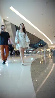 精选偷拍大神商城抄底 性感美女与年轻靓丽MM 内裤夹在F臀里P股部分透明的蕾S内爆毛 玩家亲测好评资源