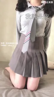 少女JK制服 玩奶自摸含鸡巴 - 高清在线观看