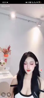 91视频官方收录：穿着性感背心的大奶卓黑丝诱惑艳舞