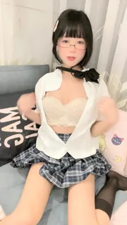 91社区热议作品：卡哇伊眼镜小萝莉！ 实拍