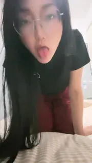 眼镜妹一看就是骚货！ 手机浏览器流畅观看预览