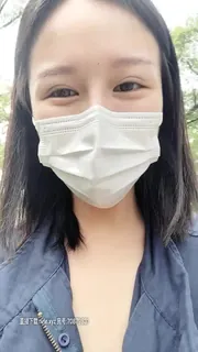 黑丝小姐姐的激情户外，跟在小哥后面漏奶漏逼轻声呻吟，人来人往的马路边敞开风衣漏出，AV棒绑在腿上自慰 最新更新资源合集