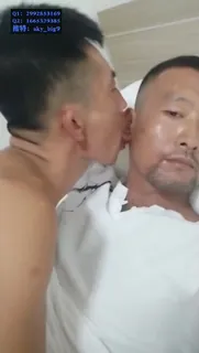 91社区热议作品：爷们胡须男_酒店约玩寸头零_鸡巴爽的硬邦邦的 实拍