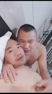 金链子已婚大叔与超猛胡须痞子爷们儿宾馆激情啪啪！满屋子各种姿势狂干 - 高清在线观看