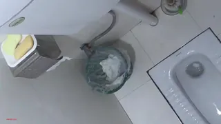 【猫咪av站】心机男知道女友闺蜜晚上要来借宿，提前偷偷在浴室布置好针孔摄像头偷拍，什么时候能一龙二凤就好了 #偷拍 #妹子 现场高清截图