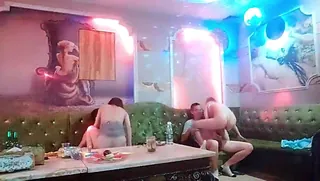 猫咪av站栏目：唱歌点两颜值美女4P大战，伸进衣服摸摸奶子，蹲着口交在沙发上操，后入孟顶屁股抽插猛操 精彩封面