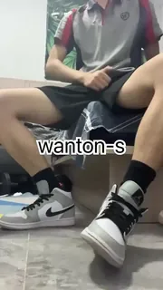 猫咪av站精选视频：男大穿黑袜子撸 完整版