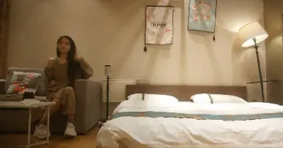 猫咪av站栏目：高端大圈极 品妹子，花臂纹身美乳，抓着大屌吸吮，美臀骑乘一上一下抽插 精彩封面