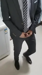 西装革履的在商场撸鸡巴 - 1080P超清画质展示图