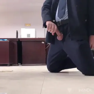 猫咪av站题材必看：撸到腿软跪下来了！ 封面图