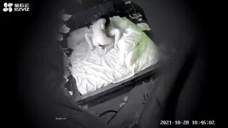 #360 #摄像头 #偷拍谁说只有男人的鸡巴能草哭女人，女同拉拉加藤鹰的手指狂插小女友哭的撕心裂肺 优质原创视频在线直达