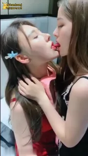 淫荡的两位美眉互相舌吻 #女女 最新更新资源合集