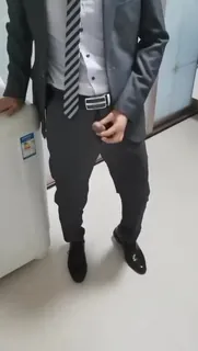 中年西装男自慰 - 高清流媒体极速加载