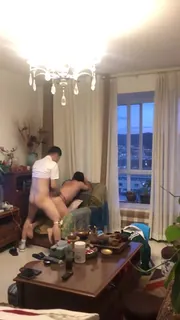 91社区热议作品：在客厅直接开操 实拍