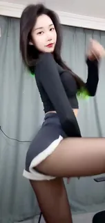 猫咪av站栏目：快手小甜甜   直播 紧身裤美臀 精彩封面