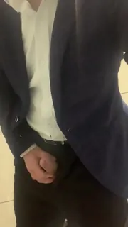 经理在更衣室偷偷撸鸡巴 手机浏览器流畅观看预览