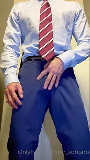 猫咪av站题材必看：西装肌肉骚男自撸 封面图