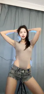 小甜甜直播紧身裤美臀快手 - 极具视觉冲击力的猫咪av站内容