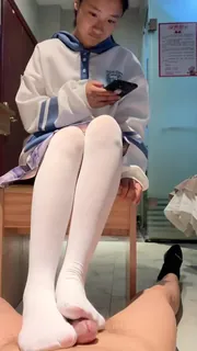 91社区热议作品：小萝莉 白丝 足交 吐 奶 实拍