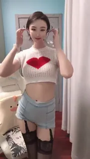 猫咪av站精选视频：黑丝小姐姐 完整版