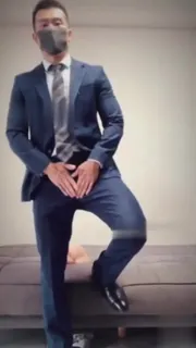 猫咪av站题材必看：西装男打手枪身材很好看 封面图