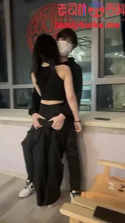 猫咪av站栏目：外围人气学生妹，苗条身材长腿妹子，蹲着口交舔屌抬腿抽插，放在桌子上大力撞击 精彩封面