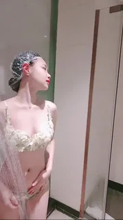 猫咪av站高分作品推荐：小碎花浅色比基尼和炮友约酒店啪啪