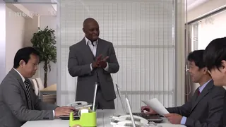 91视频官方收录：日本美女爱上黑人上司