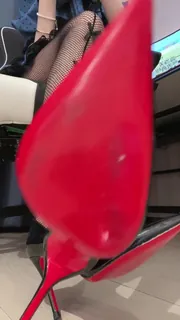 91视频官方收录：性感红底高跟鞋骚货