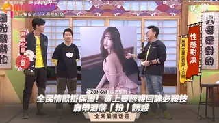 猫咪av站栏目：晏誘惑回眸必殺技 肩帶滑落「粉」誘惑 精彩封面