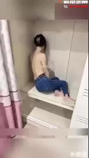 91社区热议作品：长腿妹妹给哥哥足交02 实拍