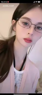 【猫咪av站】眼镜美主播 现场高清截图