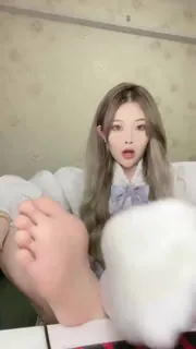 喜欢性感妈妈的玉足 - 极具视觉冲击力的猫咪av站内容