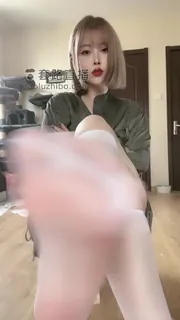 查看 美丽的金发白丝大姐 的详细介绍与播放