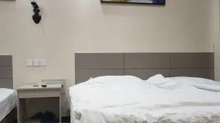 猫咪av站题材必看：直男奶爸带鲜肉去酒店开房 封面图