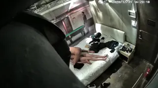 猫咪av站精选视频：360白床大屏幕主题_可爱小情侣，精力旺盛直接扒了全部衣服，直接上。 完整版