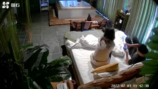 正在播放：流出萤石云酒店精品浴缸房高清偷拍❤️眼镜反差婊学妹和中年胖叔开房自己坐上去骑的停不下来 (猫咪av站频道)