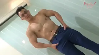 猫咪av站题材必看：帮肌肉猛男打飞机1 封面图