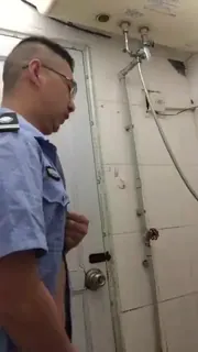 猫咪av站高分作品推荐：制服眼镜骚男厕所自撸