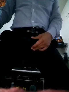 西装大叔搔首弄姿 玩家亲测好评资源