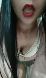 91社区热议作品：红唇少妇的丝袜美腿 实拍