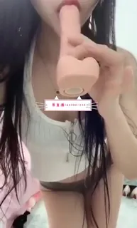 猫咪av站精选视频：骚逼00后母狗玩假几把 完整版